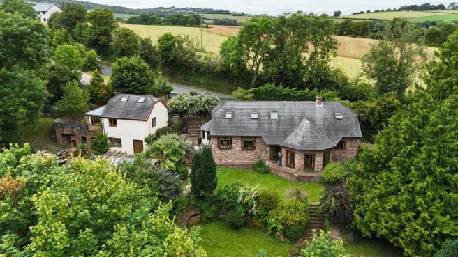 6 bed property, in Whitchurch, £725,000