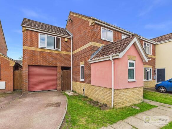 4 bed property, in Macpherson Robertson Way, £300,000
