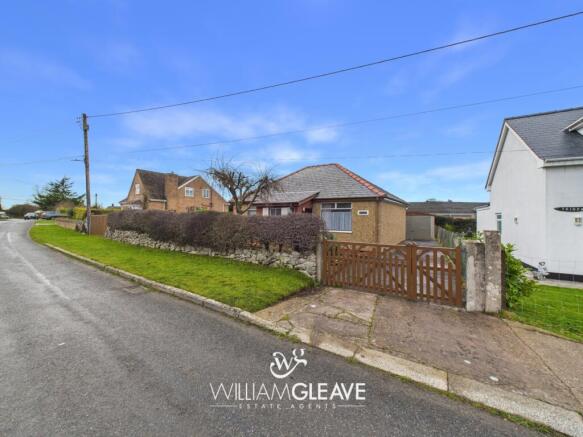 2 bed property, in Caelcoed Lane, £300,000