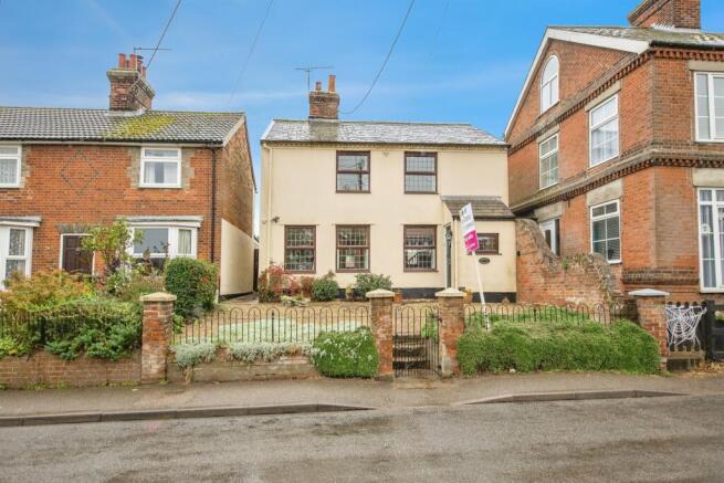 3 bed property, in Main Road, £270,000