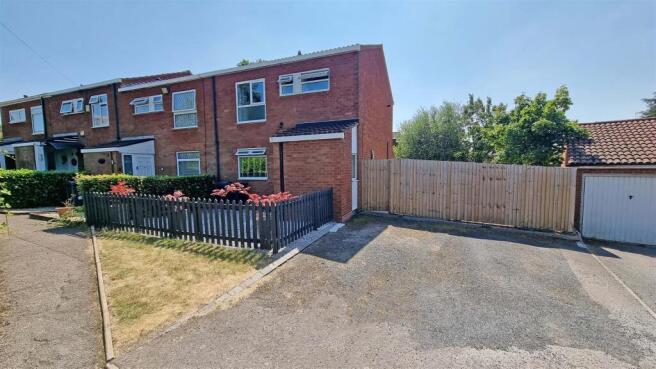 2 bed property, in Beckfield Close, £225,000