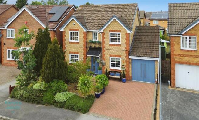 4 bed property, in Goldcrest Rise, £350,000