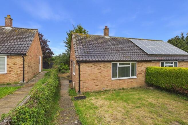 1 bed property, in Manor Close, £210,000