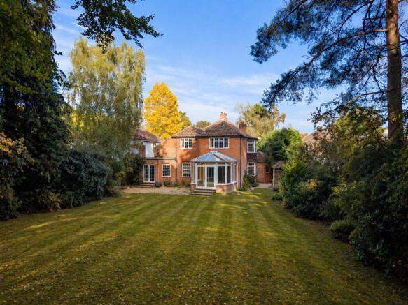 4 bed property, in Woodlands Close, £1,330,000