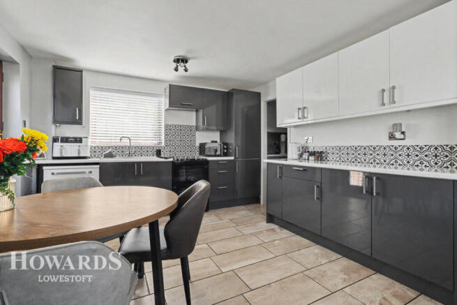 3 bed property, in Wentworth Way, £270,000