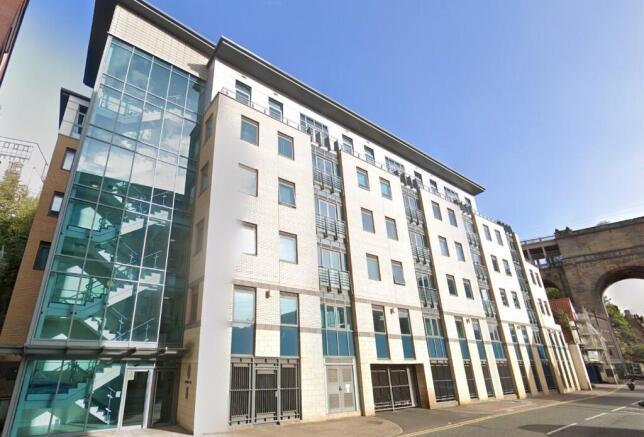 2 bed property, in Close, £154,000
