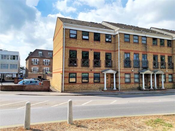 1 bed property, in High Street, £130,000