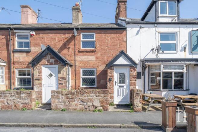 2 bed property, in Lake Place, £200,000