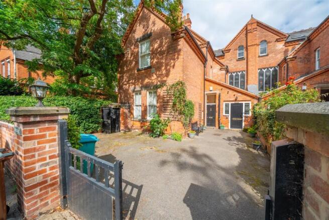 2 bed property, in Cavendish Road East, £675,000