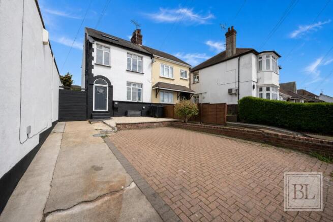 4 bed property, in Rayleigh Road, £400,000