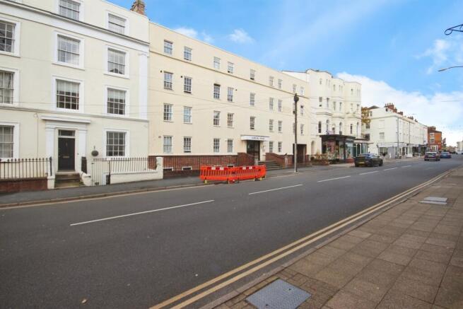 2 bed property, in Regent Street, £120,000