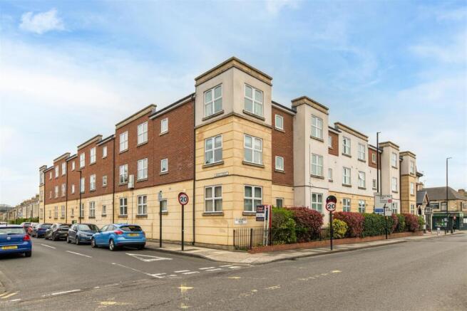 2 bed property, in Lansdowne Place West, £170,000