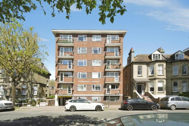 2 bed property, in Cromwell Road, £160,000