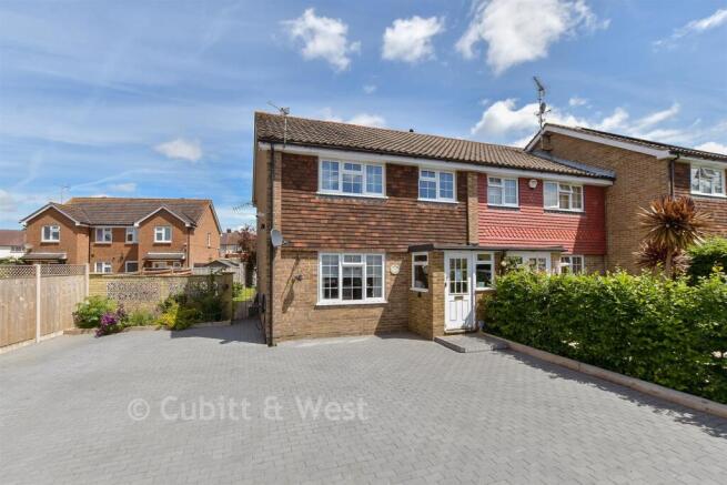 3 bed property, in Hornbeam Close, £450,000