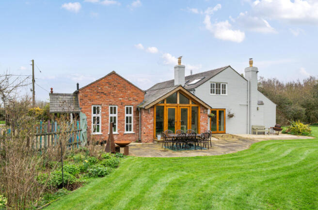 5 bed property, in Yew Tree House, £850,000