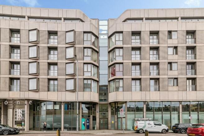 2 bed property, in Canal Street, £115,000
