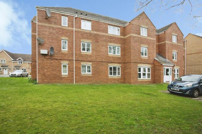 2 bed property, in Gardeners End, £135,000