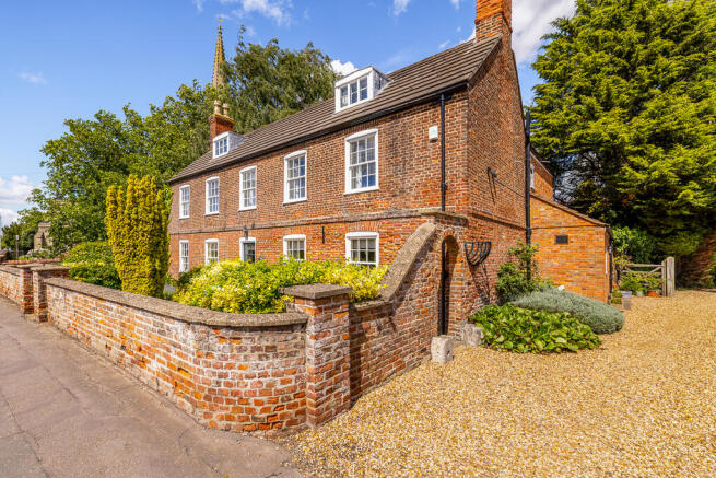 6 bed property, in Station Road, £575,000