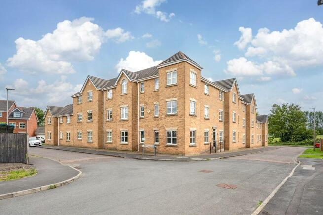 2 bed property, in Addington Close, £99,900