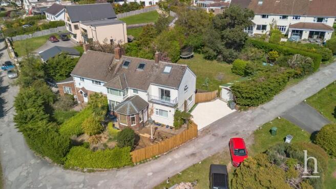 4 bed property, in Oldfield Drive, £500,000