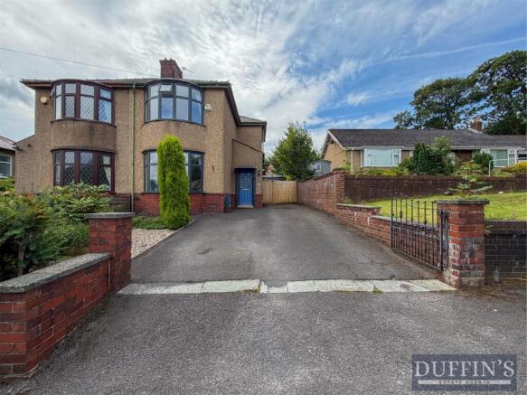 2 bed property, in Cravens Avenue, £189,950