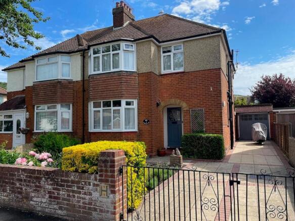 3 bed property, in Dolphins Road, £420,000