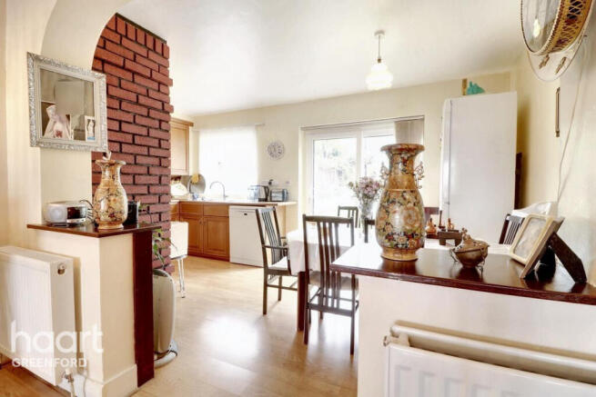 3 bed property, in Whitton Avenue East, £550,000