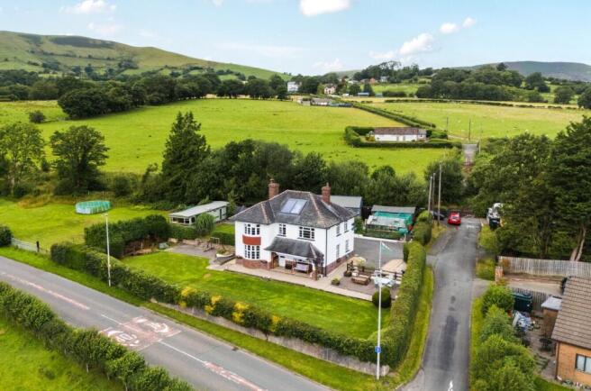 4 bed property, in Llanbrynmair, £410,000