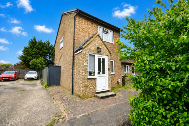 2 bed property, in Chedworth Close, £200,000