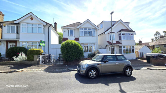 3 bed property, in Pank Avenue, £800,000