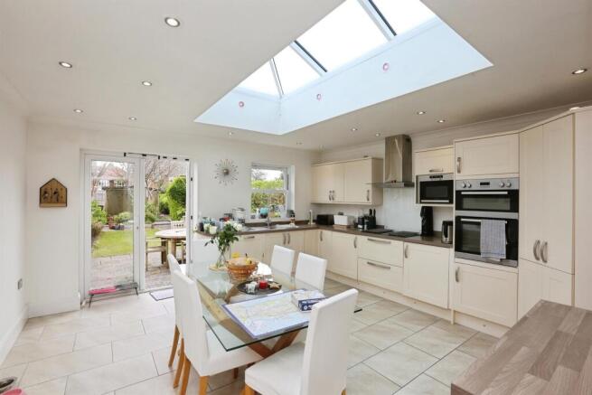 3 bed property, in Bay Road, £400,000