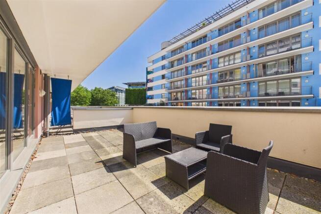 1 bed property, in Canons Way, £220,000