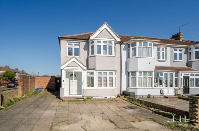 3 bed property, in Upper Rainham Road, £675,000