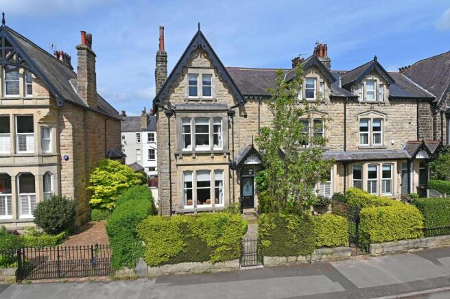5 bed property, in Park Drive, £900,000