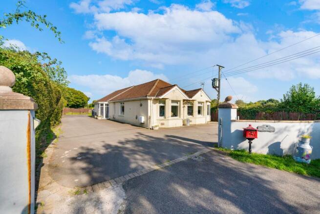 5 bed property, in Cross Common Road, £725,000