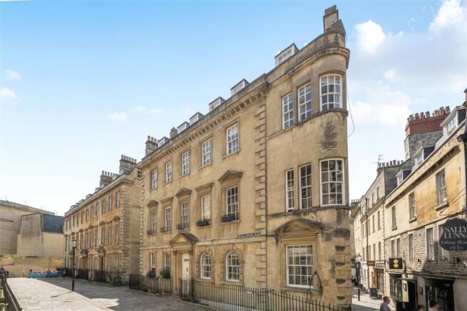 2 bed property, in Hamilton House, £325,000