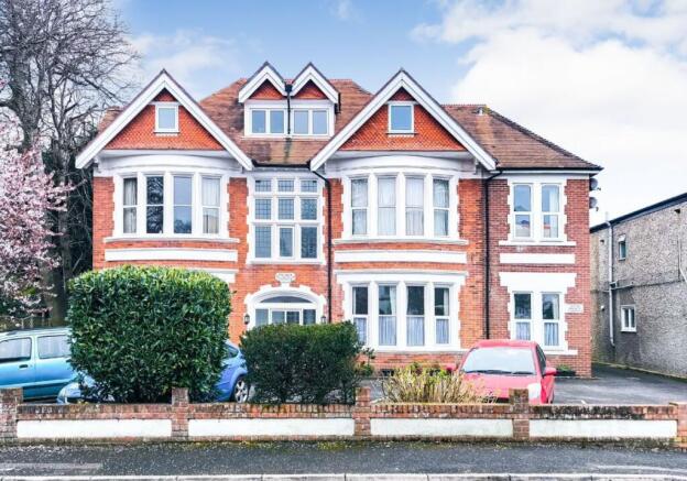 2 bed property, in Flat 8 Oriel Lodge, £125,000