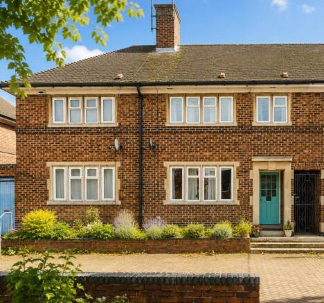 3 bed property, in Abingdon Road, £350,000