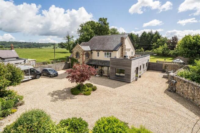 7 bed property, in Kilmington, £1,200,000