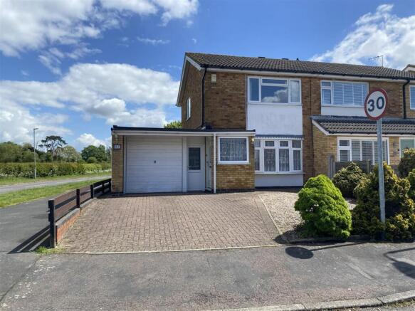 2 bed property, in Greensward, £235,000