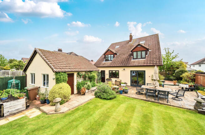 5 bed property, in Gable End, £550,000