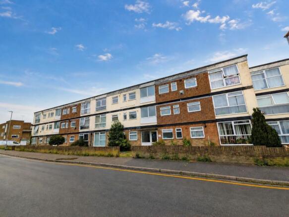 3 bed property, in Castle Court, £180,000