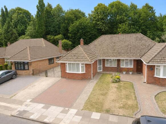 4 bed property, in Runley Road, £450,000
