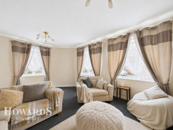 3 bed property, in Essex Road, £180,000