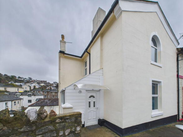 5 bed property, in Alexandra Road, £290,000