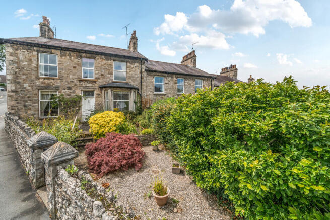 5 bed property, in Alderley House, £425,000
