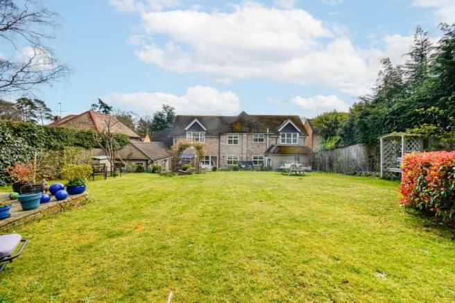 5 bed property, in Normay Rise, £825,000