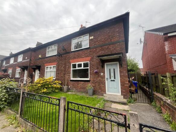 2 bed property, in Railway Street, £195,000