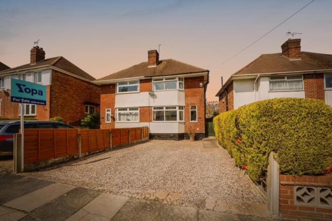 2 bed property, in Southgate Road, £210,000