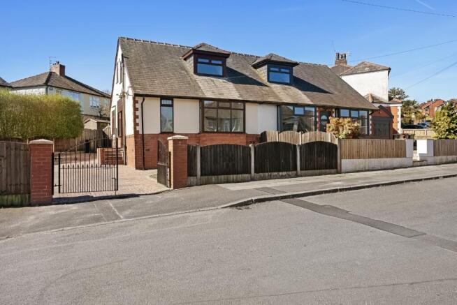 2 bed property, in Eastgrove Avenue, £250,000